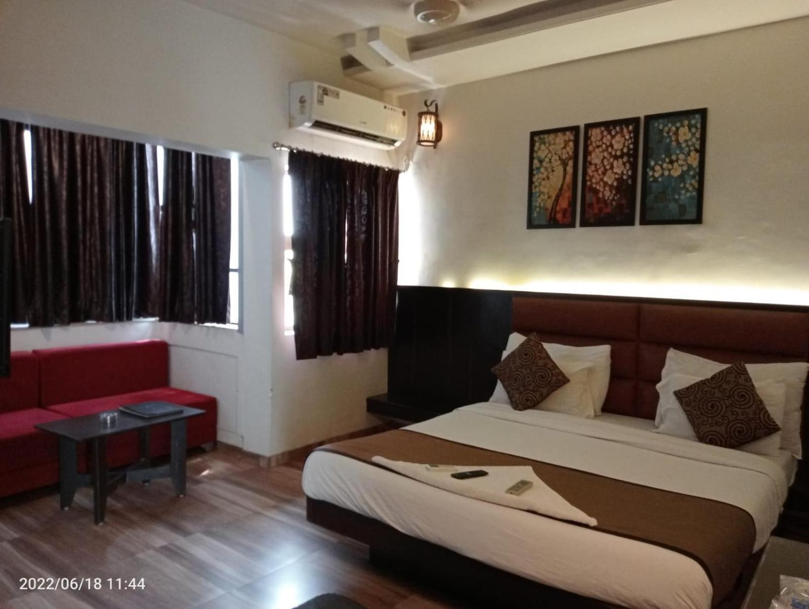 Hotel Saikripa Imperial Daman Exteriér fotografie